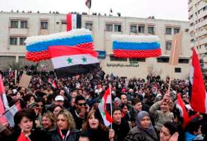 DAM06.DAMASCO (SIRIA).7/2/2012.-Manifestantes sirios portan banderas rusas mientras esperan la llegada del ministro ruso de Asuntos Exteriores, Serguéi Lavrov, para reunirse con el presidente sirio, Bachar al Asad, hoy martes 7 de febrero de 2012 en Damasco, Siria.El presidente de Siria, Bachar al Asad, aseguró hoy al ministro ruso de Exteriores, Serguéi Lavrov, en la reunión que mantuvieron ambos en Damasco, que está dispuesto a dialogar con todas las fuerzas políticas.EFE/YOUSSEF BADAWI
